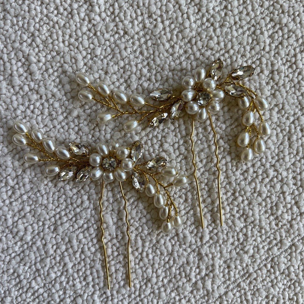 Elegant Pearl and Gold Hair Pins
